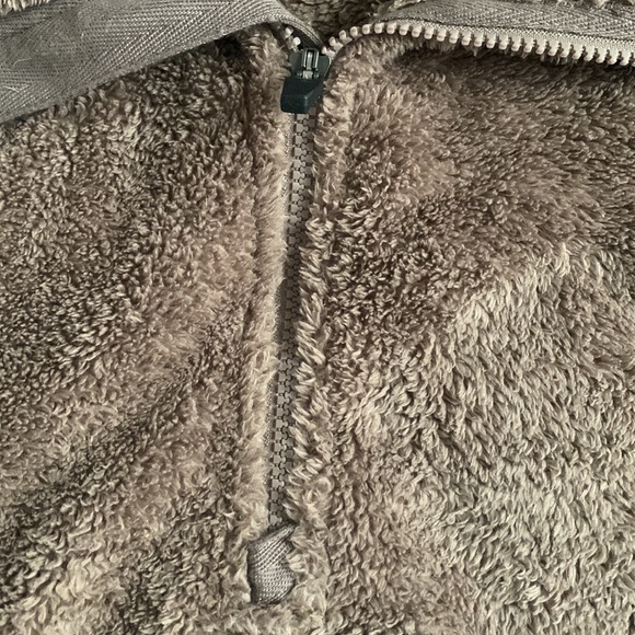 LLBEAN Sherpa quarter zip. Very comfy will keep you warm - Picture 3 of 4